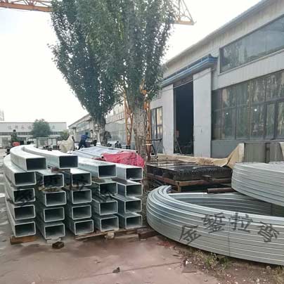300钢方管12米顶弯